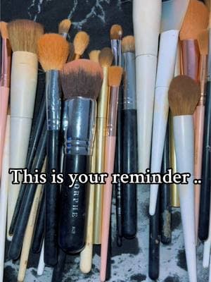 Y’all I haven’t washed my brushes in… well that’s my business 😂 but no seriously wash your brushes. It’s time !!! #washyourbrushes #clean #makeup #reminder 