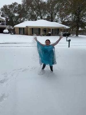 Elsa is in SETX. Enjoy the memories being made!! #snowday #southeasttexas #frozen #elsa #snowstorm2025 