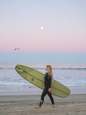 mornings under the moon 🌝🌸✨🌊🤍 . #fullmoon #moonset #sunrise #morninglight #morningsky #ocean #oceanlover #oceanlife #surf #surfing #surflife #surfer #nature #waves 