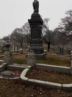 Listen to all the squeaky animals though, such a beautiful day in Salem. #salem  #salemmassachusetts #salemwitchtrials  #salemmass  #witchtrial  #hauntedplaces  #hauntedtiktoks  #spookyseason  #mothernature  #graveyard  #graveyardtok  #gravestone #birdsoftiktok 