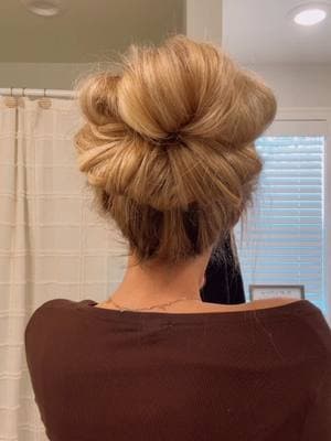 a messy bun for everyone🤍 #hair #hairstyle #hairtutorial #hairstyles #hairtutorials #halfuphalfdown #messybun #hairtok #messybuntutorial #messybuntutorial 