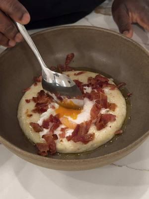 A cozy breakfast for a cold day ❄️🥶 this felt like a big warm hug.  Wades mill hickory grits with a poached egg and bacon🥓🍳 #rvadine#mannyeats#coldweather#cozyfood#grits#shrimp and grits