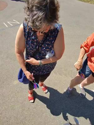 Seniors getting spooned at The Sandwich County Fair  #spooned #getspooned #spoonman #spoonplaying #musicalspoons #folk #jugband @The Youth Fair @North Carolina Folk Festival @NC State Fair @Minnesota State Fair 