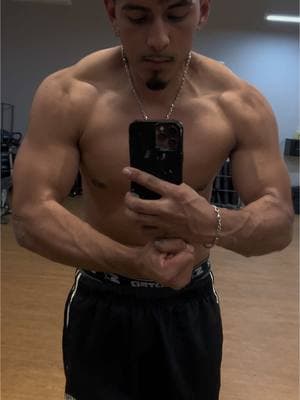 CHEST AND TRICEPS #fyp #foryou #foryoupage #blowthisup #viral #emo #edgar #emoedgar #gym #fitness #workout #cut #cutting #diet #weightloss #chest #chestday #chestandtriceps 