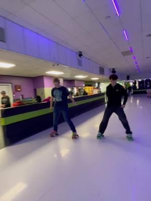 If only i can... skate through this? 🤔🛼 @Seven lyons #rollbounce #skatesociety #rollerskating #jamskate #throwback #shuffleskating #SkateSocietyStyle #backwardskating 