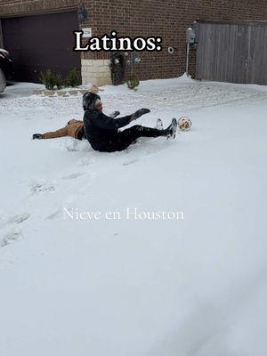 Al mal tiempo,Buena cara ❤️❄️ #nieve #nevadaenhoustontx #nievesdeenero #humor #latinosvsgringos #gringosvslatinos #risas #divercionenlanieve #familialatina #familiamontoya 