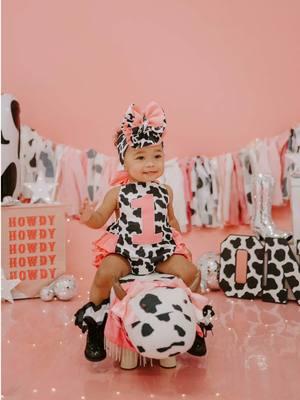 Disco Cowgirl 🪩🐮🎀 #dayinmylife #photographer #newmom #girlmom #discocowgirl #firstbirthdayideas #firstbirthday #smashcake 