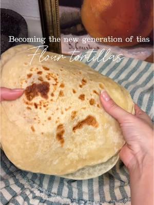 Tortillas de harina!! 🤠#flourtortillas #tortillasrecipe #mexicanrecipes #homemadetortillas #nextgentias @King Arthur Baking @mortonsalt @KerrygoldUSA @Land O’Lakes @KitchenAid @Lodge Cast Iron 