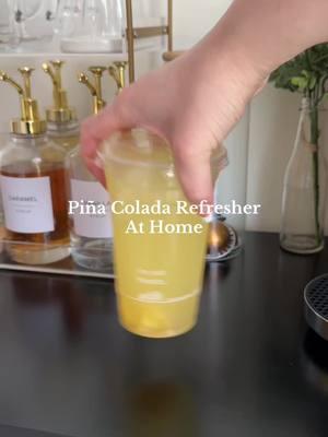 Pina colada refresher🍍🥥 #pinacolada #pineapplerefresher #pinacoladarefresher #lemonaderefresher #starbucksrefresherathome #starbucksrefreshers #refreshersathome #coconutrefresher 