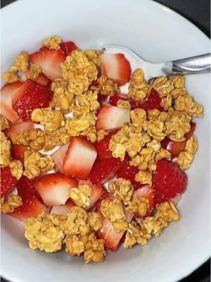 Never be as good as the original strawberry and chocolate video but yogurt granola and honey is my go to for a healthy snack. ☺️ #yum #snackbreak #getintoit 