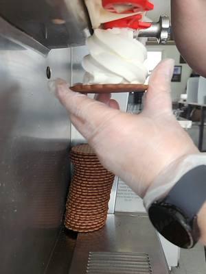 Flying Saucers #cookie #cookiesandwich #icecreamsandwich #cookiesoftiktok #yum #joesdairybar #joesdairybarandgrill #icecream #softserve #vanilla 