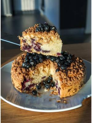 Torta limone & Mirtilli 🫐🍋Con crumble alla cannella 😇 Ieri era il Blue monday, ma eravamo talmente felici di partire per Miami che ci eravamo dimenticati che fosse un giorno “triste” 🤷🏼‍♀️🤷‍♂️mentre ci abituiamo al fuso orario e giriamo la città, vi lasciamo questa magnifica ricetta che rende migliore ogni giornata, non solo il Blue monday 😆 ❤️Lascia un like, commento, salva e condividi 🙏 Ingredienti: - 250 g di farina per dolci - 100 g di eritritolo + dolcificante qb (noi 0.2 g di sucralosio) oppure 180 g di zucchero o 100 g di miele - 80 g di olio di girasole o extravergine d'oliva - Succo di un limone (circa 80 g) - 120 g di acqua (o latte/bevanda vegetale a scelta). Regolati in base alla consistenza dell’impasto - Scorza grattugiata di limone - 12 g di lievito - 6 compresse di idrolitina (opzionale) - Dolcificante a piacere - 125 g di mirtilli + altri 125 g per decorare Per il Crumble: - 50 g di farina - 30 ml di olio - 15 g di eritritolo (o zucchero) - Scorza di limone o cannella Procedimento: Setaccia tutte le polveri, tranne l'idrolitina. Poi aggiungi l'olio, il succo di limone e l'acqua, insieme alla scorza grattugiata di limone. Mischia tutto con le fruste elettriche, Incorpora i mirtilli ben lavati e asciugati e aggiungi l’ideologia alla fine.  Prepara il crumble mescolando gli ingredienti in una ciotola. Versa l'impasto in uno stampo da 18 cm con carta forno sulla base e sbriciola il crumble su tutta la superficie.  Cuoci in forno statico preriscaldato a 180 gradi per circa 45 minuti. Fai la prova stecchino per la cottura. Lascia raffreddare e servi alla tua Pallotta preferita 💙 #bluemonday #ricetta #mirtilli #torta