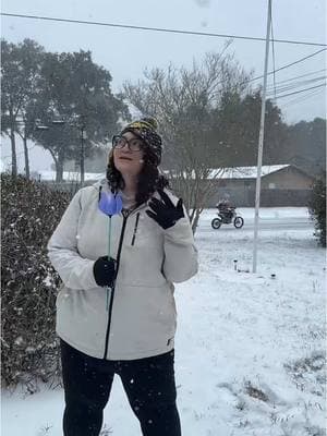 Oh just #floridathings. Someone cruising by on a motorbike while I recorded this just made it all the more funny. #oops #snow #snowballfight #florida #pensacola #winterstorm #pensacolafl #escambiacounty #pensacolaflorida #alaskagrown 