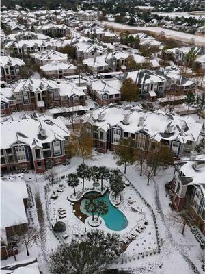 Moments like these don’t come often ❄️ Let’s make them unforgettable 🎥 #HoustonSnow #TexasSnow #SnowInHouston #RareSnowDay #WinterWonderlandHOU #houstonvideographer 