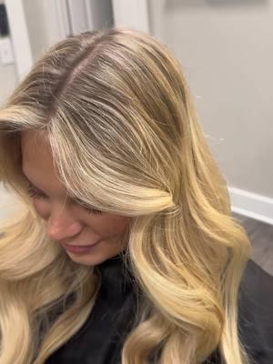 The perfect golden blondeeee 🤩✨ #nashblondespecialist #nashvilletennesseehair #tennesseehairstylist #nashvillecolorist #blonding #hairstylistsoftiktok #haireducation #blondeformula #redkenshadeseq #tonerformula #nashhairstylist #cosmo 