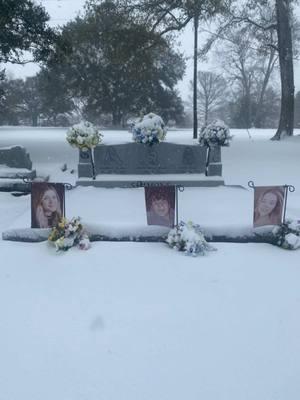 Another first without them. Man, they would have LOVED this. Grief lurks around EVERY corner. #lasnowday #sneauxday #grief #firsts #griefjourney #griefandloss #lindychristopherkamryn #simmons3 #childloss #siblingloss #louisianasnowday 