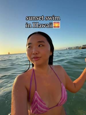 sunset swim in Hawaii🌅🌊 #sunsetswim #sunsetdunk #hawaiilife #livinginhawaii #hawaiisunset 