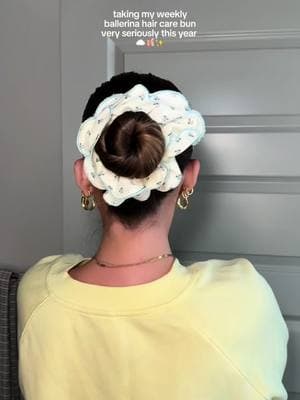 manifesting to have Pinterest girl healthy hair by the end of 2025🫶🏼 #ballerinabun #slickback #hairhacks #hairhealth #hairhealthjourney #hairhealthtips #slick #slicked #bun #bunhairstyle 