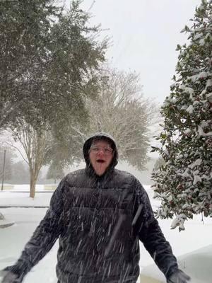 I like actually love the snow fr… ngl!  #snow #snowinalabama #alabama #daphneal #fairhope #fairhopealabama #mobilebay #alabamasnow #runner #sled #sledding 