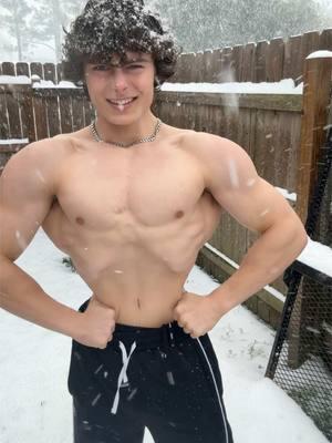 snowing in florida is crazy #bodybuilder #bodybuilding #gymfyp #gymfypage #gymforyoupage #gymfypシ #fitness #weightlifting #gymmotivation #gym #teenbodybuilding #fyp #fypage #foryoupage 