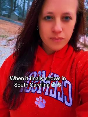 Y’all it’s actually snowing in South Carolina ❄️❄️ #iceicebaby #southcarolinasnow #scsnow #snow2025 #fyp #foryoupage #trending 