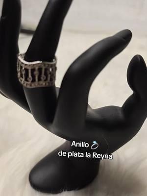 luce unas manos hermosas  con jolleria de plata #anillo #deplata #condiseños #deuna #reyna #manosperfectas #TikTokShop #paratii #carritonaranja #jennysvanities 