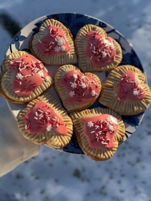 🍓❄️Strawberry Heart Shaped Pies with Cake Batter flavored Royal Icing.  #strawberrypie #pie #pastries  #homemade #pastrychef #cheflife #recipes #recipesforkids #houston #houstonsnow #snow #lunchideasforkids 