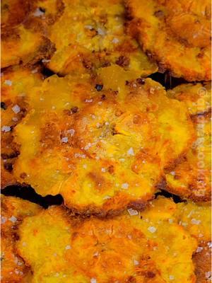 Tostones en Freidora de Aire  - Platano Verde  - 4 Dientes de Ajo - Aceite de Oliva - Sal 1. Pela y pica el platano verde. 2. En un Bol agrega el platano, ajo picado, aceite de oliva y revuelve. 3. Al airfryer por 8 minutos a 390°F o 200°C. 4. Aplasta y aceita el plátano. 5. Regresa al airfryer por 8 minutos a 390°F o 200°C. 6. Sazona con sal. #andrescooking #tostones #patacones #patacon #fyp 