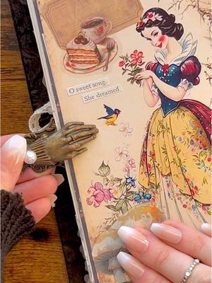 Vintage Snow White 🕊️🍎 #disney #vintageart #artjournal #asmr #journalasmr #journalspread #artjournalpage #journalersoftiktok #journaltok #disneyart #journalwithme 