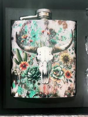 Love this set #stormcloudcreations #flask #resinart #alcoholflask #country 