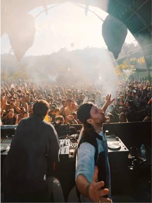 A magical sunrise in Brazil with @agentsoftime rocking the dance floor with Allein Allein 🔊  🎥 @agentsoftime  #techno #allein #alleinallein #rave #brazil #agentsoftime #melodictechno #technolover 