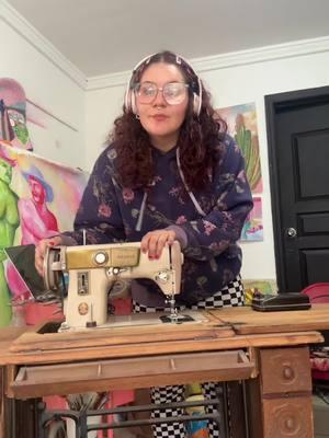 Aca enseñándoles la máquina de coser de mi abuelita que ahora es mía 💖🥺 #pinturaacrilica #artistatiktok #longervideos #fronteramexicousa #artist 