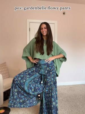 Flowy pants in every color? Count us in 😌 Shop our Nea Tee, Savanna Bell Bottom Pants, and Janelle Flow Pants in alllllll the colors at gardenbelleshop.com 🌼 @alex loper  #bohostyle #bohooutfit #shopsmall #bohemianoutfits #flowypants #widelegpants #comfyoutfits #cozystyle 