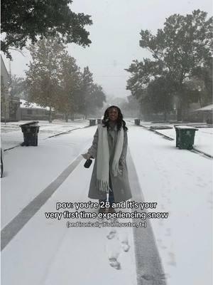 Snow in Houston was definitely not on my 2025 bingo card but it was a delightful surprise as someone who has always wanted to experience snowfall ☃️❄️ #houstonsnow #winterstorm #winterstormenzo #texaswinter #texaswinterstorm #firstsnowfall #firsttimeinsnow #funinthesnow 