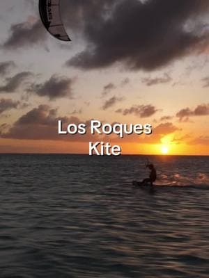 Los Roques es uno de los destinos más increíbles para practicar kitesurf! 🌴⛵️ #venezuela #losroques #🇻🇪 #kite #kitesurf #sea #mar #ocean #sunset #dji