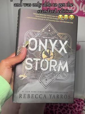 one eye open and i didn't get the one i wanteddd😭 im excited to read it tho! #onyxstorm #onyxstormrebeccayarros #onyxstormrelease #fourthwingrebeccayarros #BookTok #bookish #bookworm #trending #onyxstormspecialedition #specialeditionbooks 