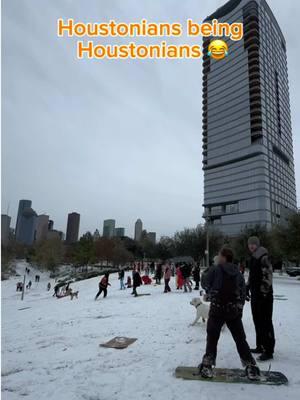 Houstonians just being Houstonians and making it the best time ever! 🌨️🤗⛄️ #texassnow #snow #houstonsnow #buffalobayoupark 