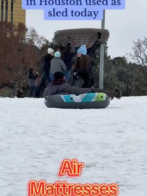 La gente se puso muy creativa 😆 #houstonians #htown #houstontx #winterstormtx #nevadacheck #nevada #karene135 #snowday #snowsledding #fyp #creatorsearchinsights #texasweather #snowingintexas #livingmybestlife #snowboarding #fun 