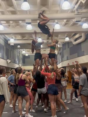 Bc it’s STUNT szn and I can’t stick my tumbling #inspiredby @megan #fyp #foryou #foryoupage #texas #longhorns #texaslonghorns #hookem #cheer #stunts #stunting 