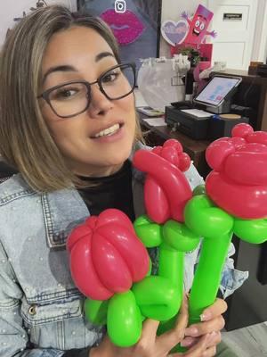 💐 Aprende cómo realizar estas flores y mucho más en nuestra cuenta de Instagram Claudia Paloma Saldana, no te pierdas nuestras clases en vivo 🫶🏻 #balloonspro #balloonshop #sandiegoballoons #xoxobypaloma #balloons #diyballoon #liveclass #balloonclass #TikTokLIVE #balloonstips #learnhowtomakemoneyonline #tutorial #balloonflower #balloontwisting 