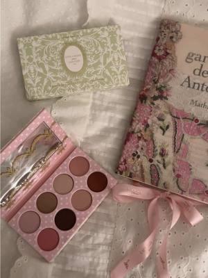 the palette of my dreams 🎀 #laduree #ladureeparis #esteelauderxladuree #esteelauder #paris #eyeshadowpalette #eyeshadowlook #aestheticmakeup #audreyhepburnaesthetic #girlyaesthetic #marieantoinetteaesthetic #marieantoinette #marieantoinettestyle #girlyaesthetic #coquette #coquettemakeup #pinterestaesthetic #fypシ #foryoupage #pourtoi #coquettegirl #balletcore #frenchgirlmakeup 