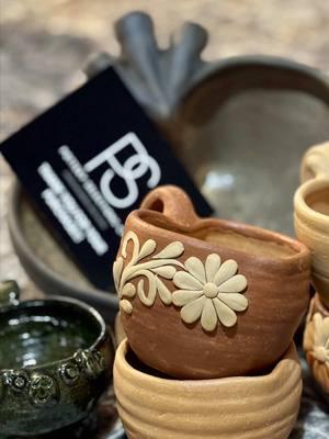 Another great small business to follow. Oaxacan barro and much more for your casita. These mugs will be perfect for those mornings when the family comes over for some cafecito. @Pottery Selections Co.  #artesaniasmexicanas #tazadebarro #barromexicano #hechoamano #hechoenmexico #oaxaca #patygaytan #atzompa #barrooaxaqueño #mexicandecor #mexicanfood 