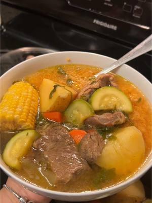 Caldo de Res a mi manera 🤤🤌🏻❄️ #fyp #parati #paratii #Receta #comida #recetas #viralvideo #Recipe #cena #caldo #caldoderes #frio 