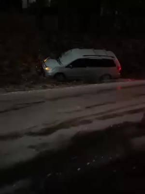 PERSONAS ABANDONANDO SUS CARROS POR LO HELADO Y LAS CONDICIONES DE LAS CALLES EN GWINNETT.  Enviado desde Cluba Drive. #Noticias #hispanosenatlanta #atlantaga #gwinnett 