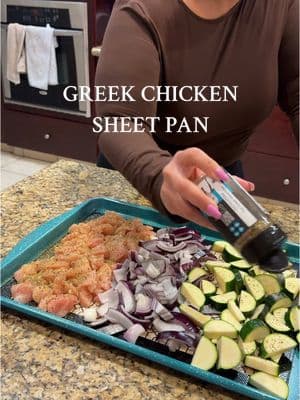 GREEK CHICKEN SHEET PAN MEAL 🥬🩷  #w #weightloss #weightlosstransformation #95lbsdown #50lbsdown #GlowUp #gloupchallenge #GlowUp #beforeandafter #transformation #healthyrecipes #lazydinner #EasyRecipe #dinnerrecipe #sheetpandinner #mealprep 