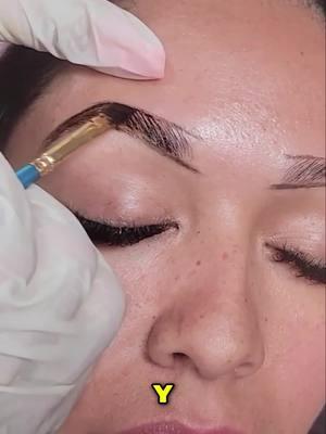 Cejas perfectas: ¡Trucos de henna! Aprende a rellenar tus cejas con henna como una profesional. En este tutorial, te mostramos cómo cubrir áreas escasas y aplicar la henna con precisión para lograr un efecto natural y perfecto. ¡Transforma tus cejas paso a paso! #hennacejas #cejasperfectas #tutorialcejas #maquillajecajas #belleza #cosmetica #automaquillaje #tipsbelleza #tutorialesbelleza #henna