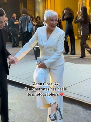 I wish we ladies could all wear heels in 77 😄❤️ #glennclose #glenncloseedit #celebrity #celebstyle #aginggracefully #agingwell #highheels #heels #nycblogger #celebrityvideos #funnycelebrities #famousactress 