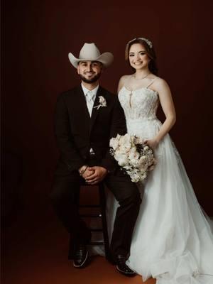 WEDDING PORTRAITS AT THE STUDIO 😍😍😍 I wish i had done this when i got married 🥺 #traditionalwedding #houstonphotographer #houstonphotography #texasphotographer #coupleshoot #weddingportraits #weddingphotographer 