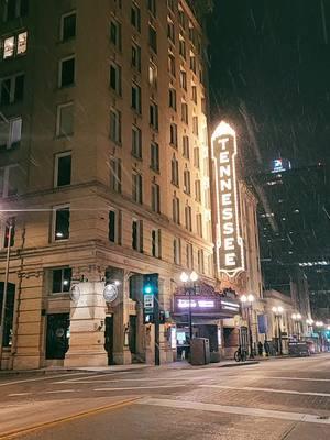 #lovethisweather #chigirlintn #snow #snowfall #fyp  #eastennessee #Tennessee #winter  #knoxville #knox #vibe #vibes #coldnight #city #citylights #citylife 