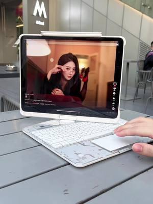 I love the transparent keyboard on the iPad when it’s turned on. #iPad keyboard #iPad case #Rotating keyboard #New iPad keyboard #iPad #iPad Pro #Multifunctional iPad keyboard